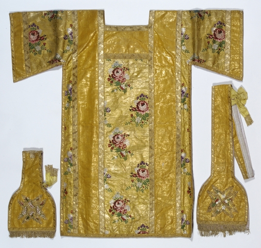 Paire 1 de dalmatiques, manipule, étole