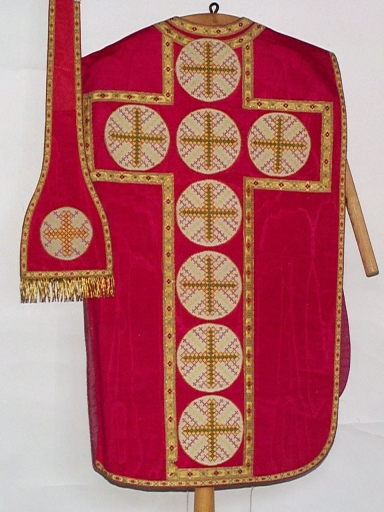 Ornement rouge 4 : chasuble, étole, bourse de corporal, voile de calice