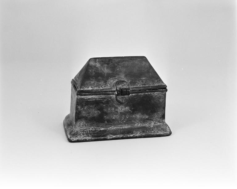 Coffret aux saintes huiles, église paroissiale sainte-Brigitte, sainte-Anne (Noyalo fusionnée en Theix-Noyalo en 2016)