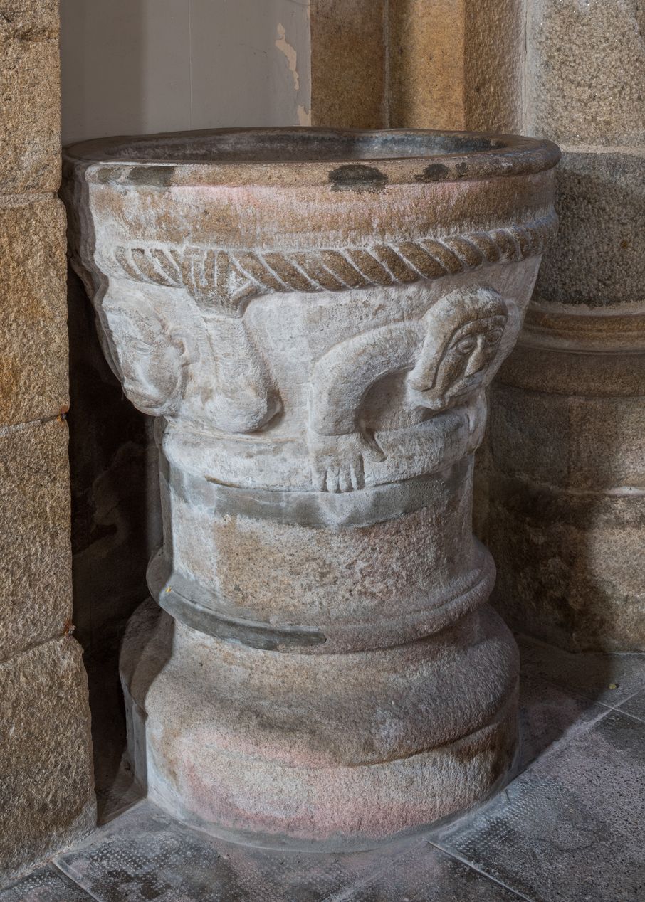Bénitier, église paroissiale Saint-Cast (Saint-Cast)