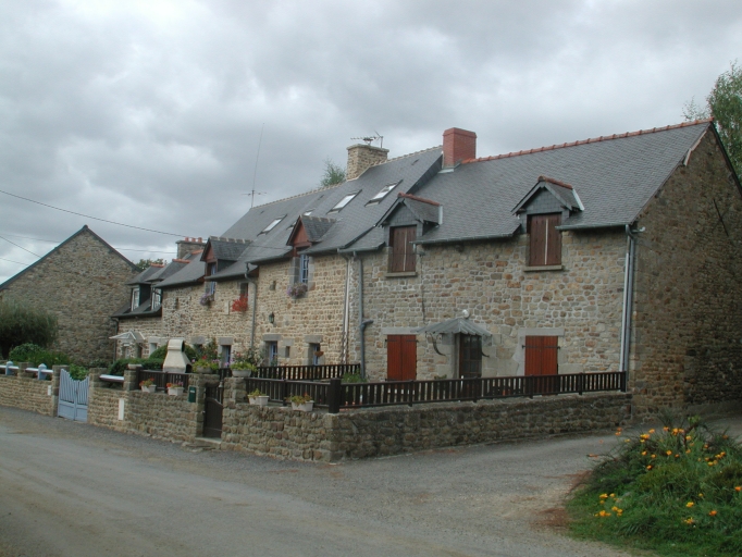 Alignement de maisons et de dépendances, Travoux (Québriac)