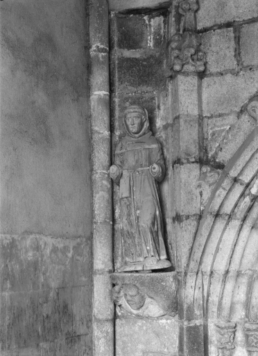 Statue de moine, église paroissiale Notre-Dame de l'Assomption (Cléden-Poher)