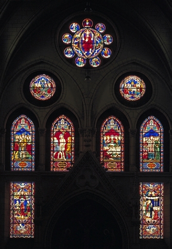 Ensemble des 9 verrières de la baie 0 : Crucifixion de saint Pierre, La Communion, Choeur des Martyrs, La Flagellation du Christ, La Cène, Choeurs des confesseurs et des vierges, Adoration des instruments de la Passion et des reliques, Christ pantocrator