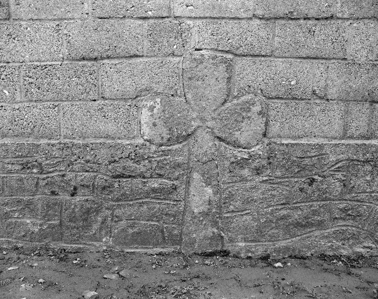 Croix de chemin, dite Croix qui saigne, rue de la Marne (Plouescat)
