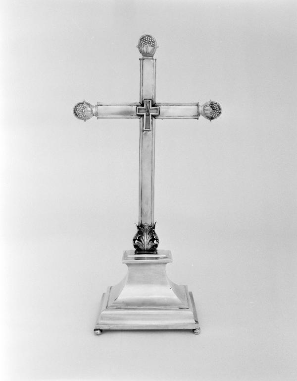 Croix-reliquaire, église paroissiale Saint-Gentien (Pluherlin)