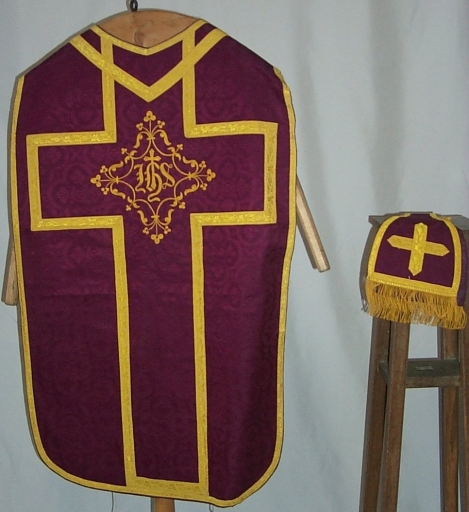 Ornement violet 1 : chasuble, manipule