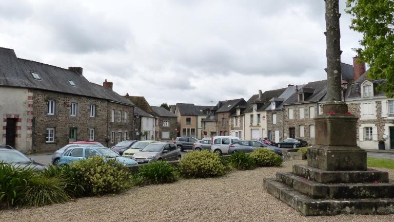 Place de l'église (Hédé fusionnée avec Bazouges-sous-Hédé pour former la commune de Hédé-Bazouges en 2009)