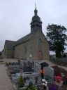Le cimetière, la mairie et les écoles et le monument aux morts sur la commune de La Chapelle-aux-Filtzméens