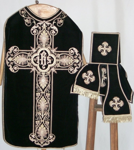 Ornement noir 4 : chasuble, bourse de corporal, étole, manipule, voile de calice