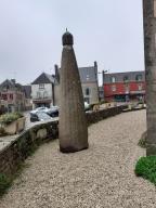 Mégalithe dit le Mât de Saint-Eneour, place de la République (Plonéour-Lanvern)