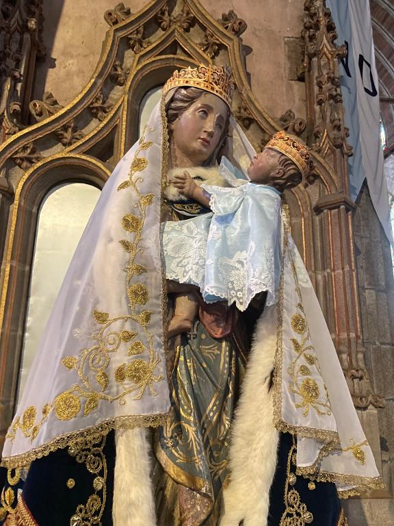 Statue couronnée : Vierge à l'Enfant, basilique Notre-Dame-de-La-Guerche (La Guerche-de-Bretagne)