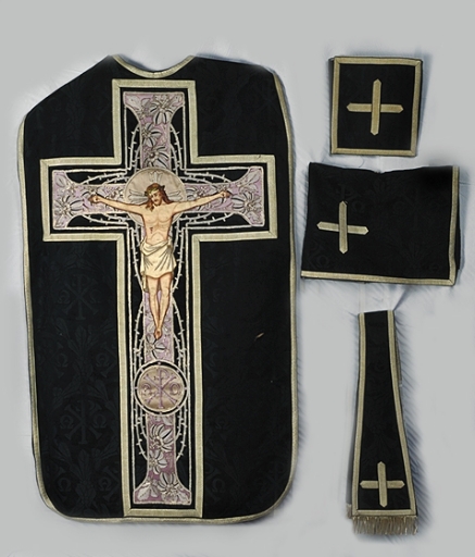 Ornement noir 1 : chasuble, étole, bourse de corporal, voile de calice