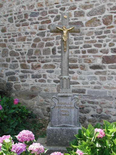 Croix, place de l'Eglise (Vignoc)