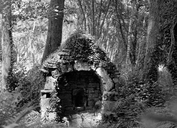 Fontaine de dévotion saint Nicolas, près de l'Abbaye de Lanvaux (Brandivy)
