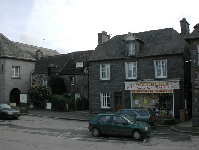 Alignement de maisons, 3-5 place de la Mairie (Saint-Pierre-de-Plesguen fusionnée en Mesnil-Roc'h en 2019)