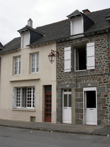Maison à boutique, 3-5 place de l'église (Hédé fusionnée avec Bazouges-sous-Hédé pour former la commune de Hédé-Bazouges en 2009)