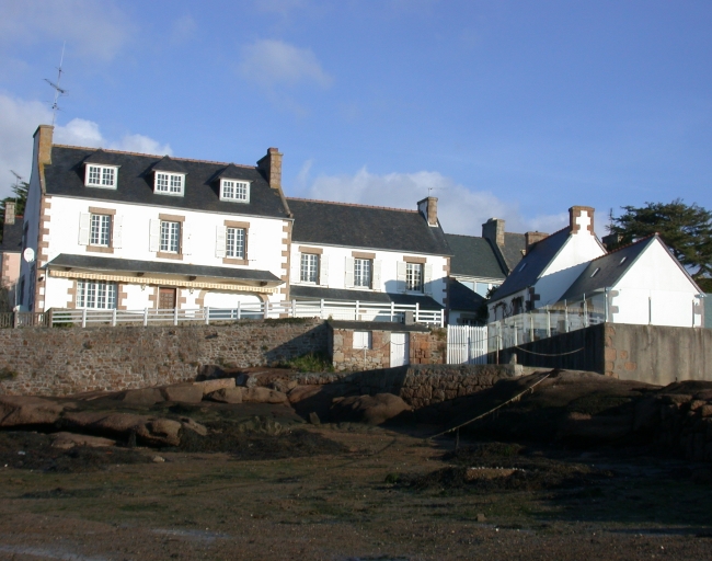 Maison (au centre), Ploumanac'h, 89 chemin de la Pointe (Perros-Guirec)