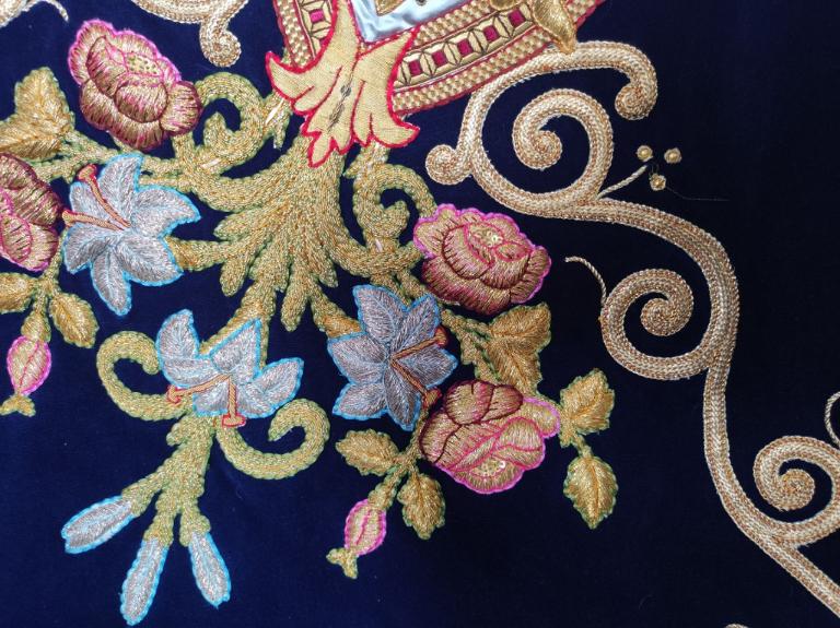 Ensemble : manteau de la Vierge, tunique de l'Enfant Jésus et habits de pages, basilique Notre-Dame-de-La-Guerche (La Guerche-de-Bretagne)