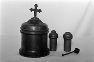 Boîte aux saintes huiles, église paroissiale Saint-Laurent (Maël-Pestivien)