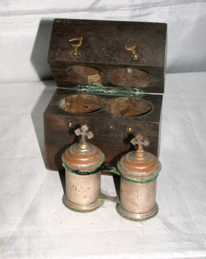 Ampoule à saint chrême, ampoule à huile des catéchumènes dans leur coffret