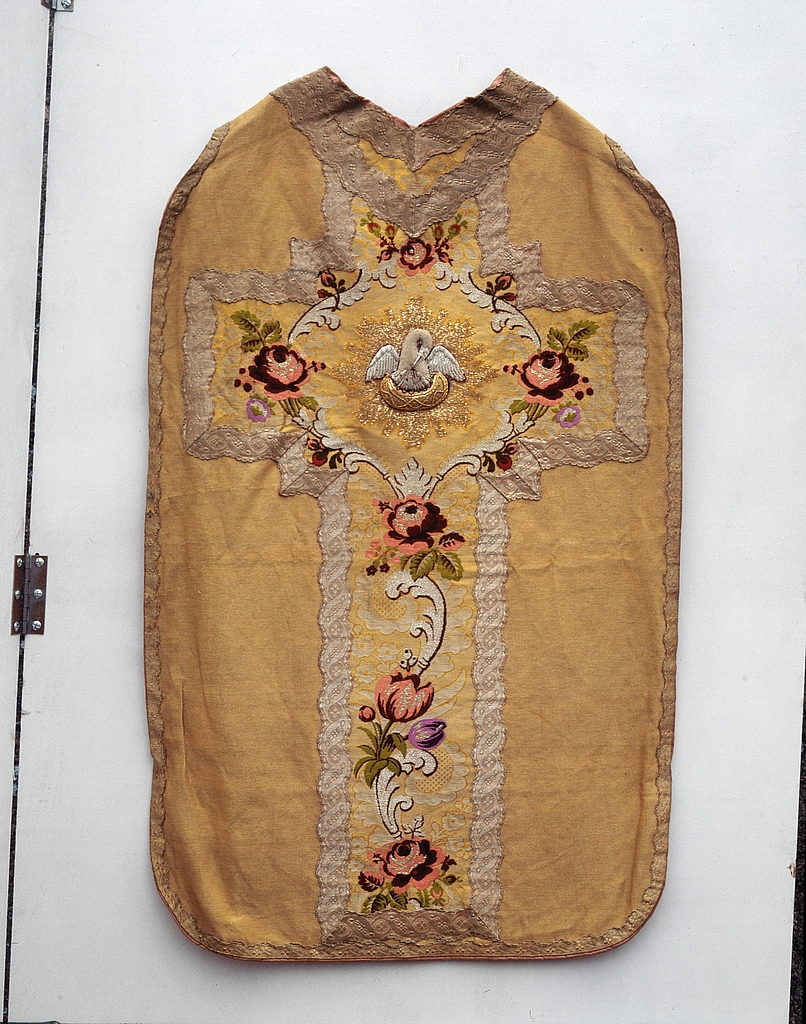Chasuble, étole, manipule, bourse de corporal, voile de calice, ornement, chapelle Saint-Joseph (Sarzeau)