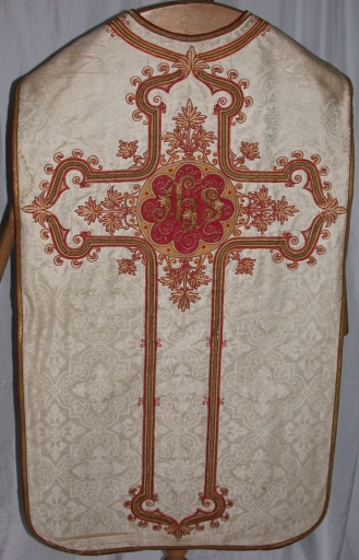Ornement blanc 2 : chasuble, manipule