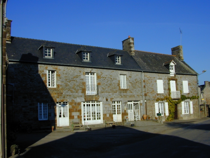 Alignement d'une maison et d'une ferme, rue de Paris (Cuguen)