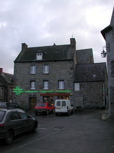 Maison, place de la Mairie (Saint-Pierre-de-Plesguen fusionnée en Mesnil-Roc'h en 2019)