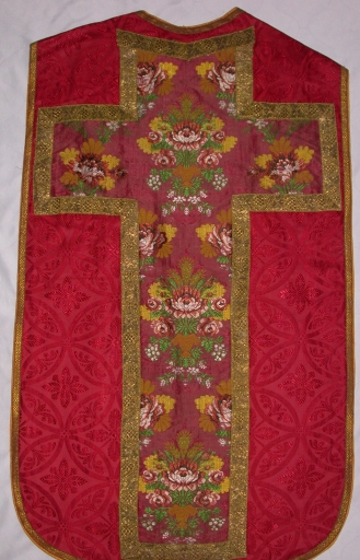 Ornement rouge 1 : chasuble, manipule, voile de calice (Tressé fusionnée en Mesnil-Roc'h en 2019)