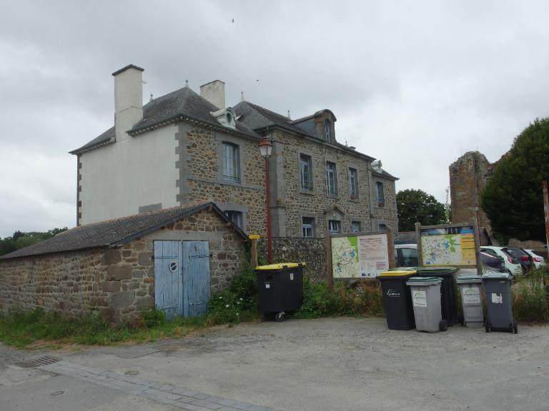 École publique, 7 place du Château (Hédé fusionnée avec Bazouges-sous-Hédé pour former la commune de Hédé-Bazouges en 2009)