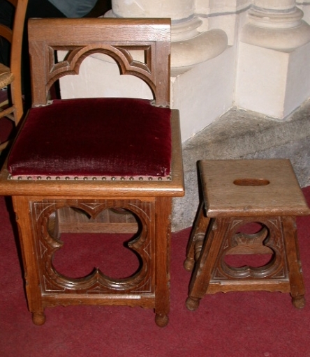 Fauteuil de célébrant et 4 tabourets