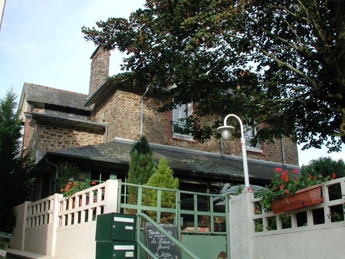 Ancienne école de filles, actuellement restaurant, 22 place de l'Eglise (La Mézière)
