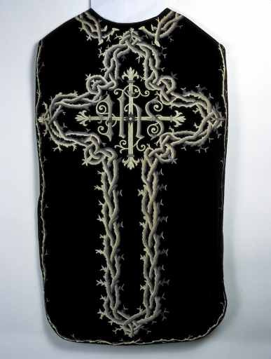 Ornement noir 3 : chasuble, bourse de corporal, étole, manipule, voile de calice