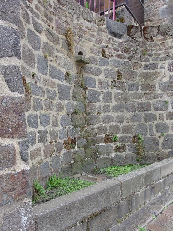 Fontaine, rue de la Barrière (Hédé fusionnée avec Bazouges-sous-Hédé pour former la commune de Hédé-Bazouges en 2009)