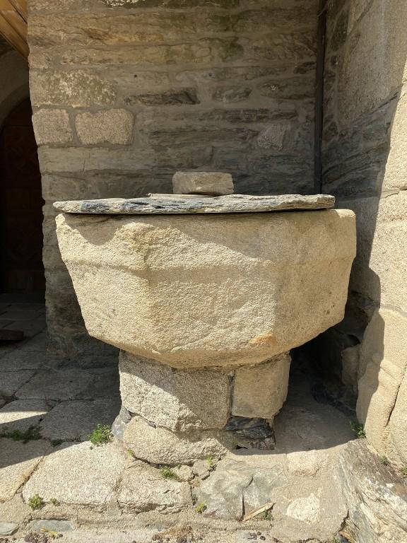 Fonts baptismaux, église Saint-Pierre (Lanouée fusionnée en Forges de Lanouée en 2019)