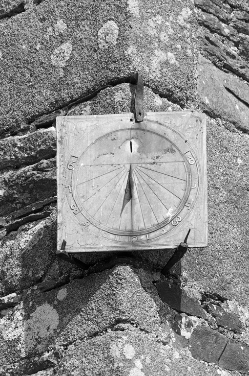 Cadran solaire, église paroissiale Saint-Martin (Javené)
