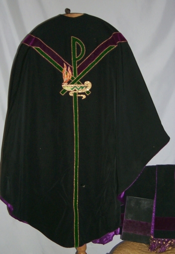 Ornement noir 2 : chasuble, étole, voile du calice, bourse de corporal, manipule