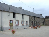 Alignement de trois fermes, la Rue Close (Maxent)