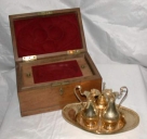 Paire de burettes avec leur bassin et une clochette dans leur boîte