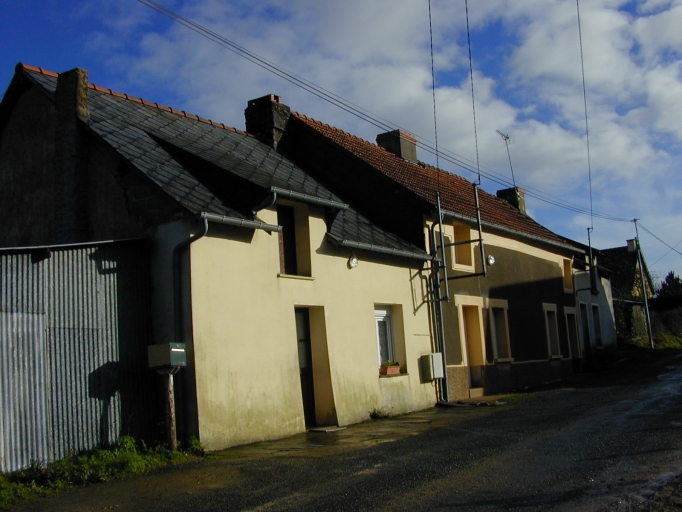 Alignement de trois maisons, la Rigaudière (Pipriac)