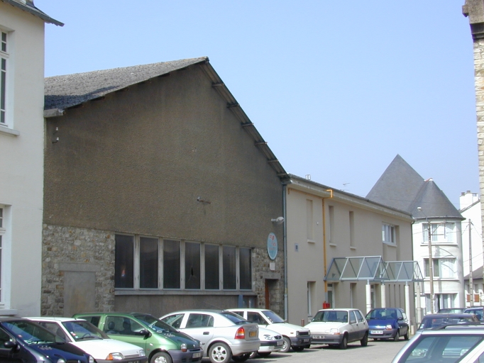 Ancienne chapelle provisoire et presbytère, puis presbytère et salle de patronage, actuellement école Saint-Jean et salle Sainte-Thérèse, puis René Morin, 65bis rue Bigot-de-Préameneu ;  place de l' Eglise (Rennes)