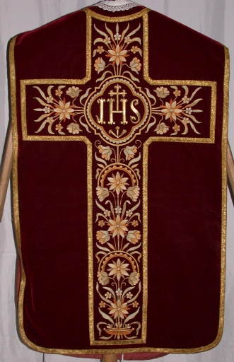 Ornement rouge 3 : chasuble, bourse de corporal, étole, manipule, voile de calice