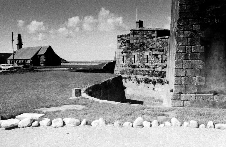 Tour Vauban : tour et batterie basse semi-circulaire, le Sillon, Anse de Camaret (Camaret-sur-Mer)