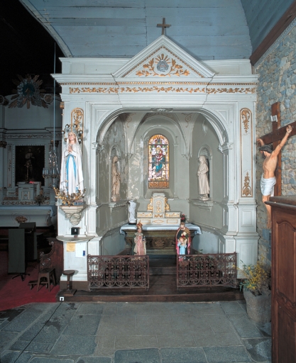 Ensemble de l'autel secondaire sud : autel, tabernacle, retable, 2 gradins d'autel (Lanhélin fusionnée en Mesnil-Roc'h en 2019)