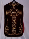 Ornement rouge : chasuble, bourse de corporal, étole, voile de calice, étole pastorale