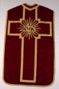 Ornement rouge 2 : chasuble, bourse de corporal, étole, manipule, voile de calice