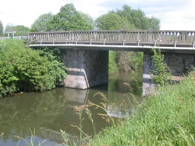 Pont canal, le Village (La Chapelle-aux-Filtzméens)