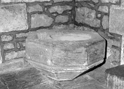 Fonts baptismaux (cuve baptismale à infusion), église paroissiale Notre-Dame-de-Lorette (Séglien)