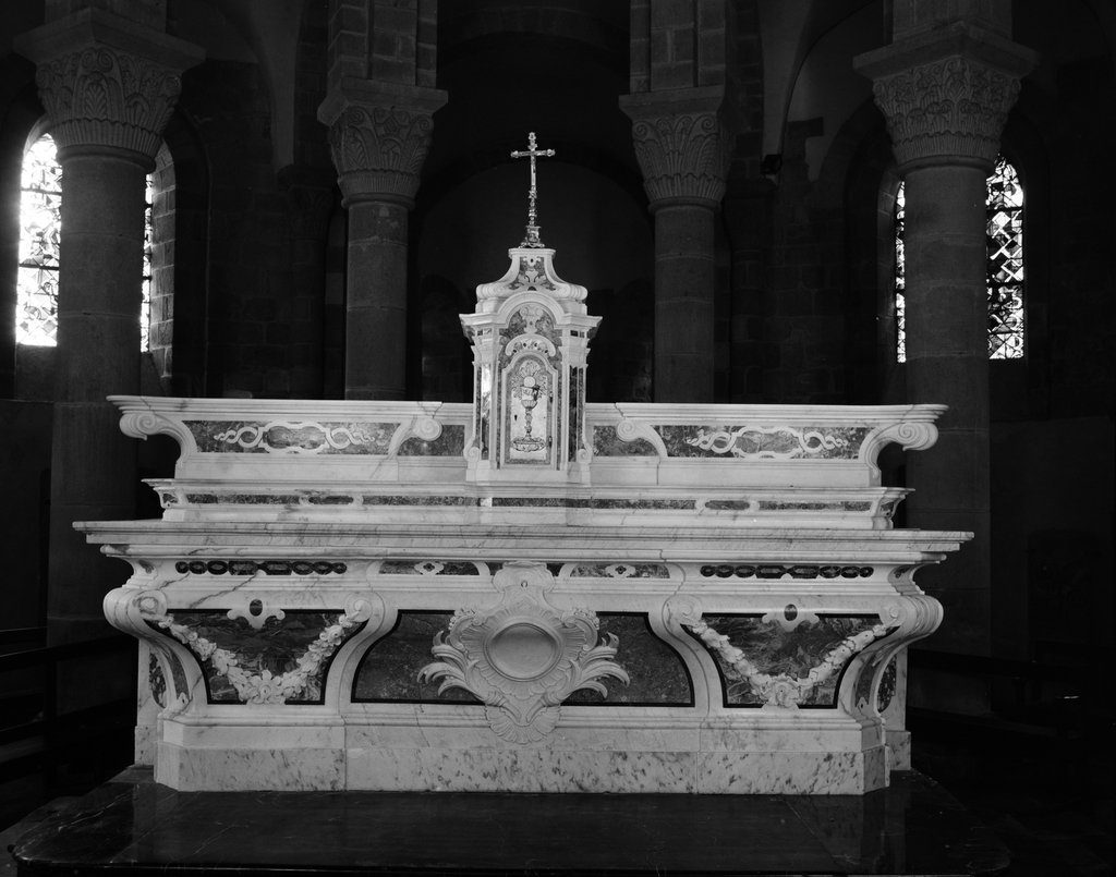 Autel, gradins d'autel (2), tabernacle (maître-autel, autel tombeau, de milieu), abbaye de bénédictins Saint-Gildas, de bénédictins de la congrégation de Saint-Maur, de soeurs de la charité de Saint-Louis (Saint-Gildas-de-Rhuys)
