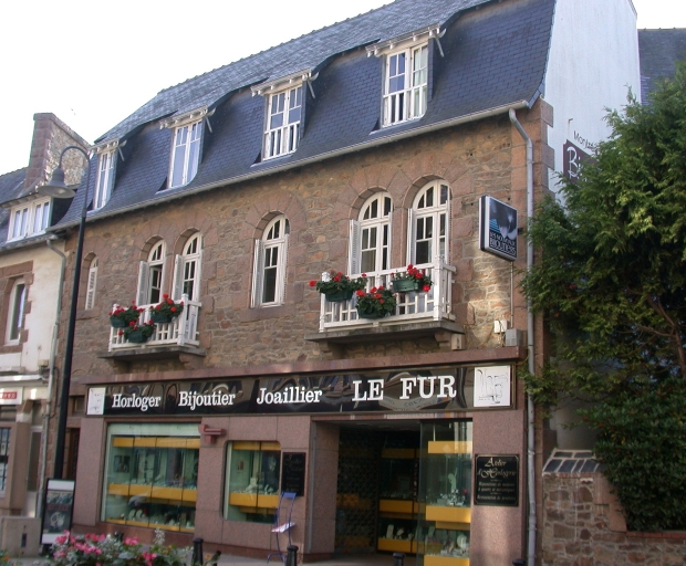 Immeuble à logements avec partie commerciale, 23 rue du Général de Gaulle (Perros-Guirec)